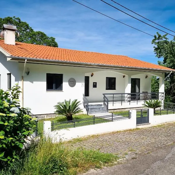 Casa Da Ameixieira, hotel in Cabreiros