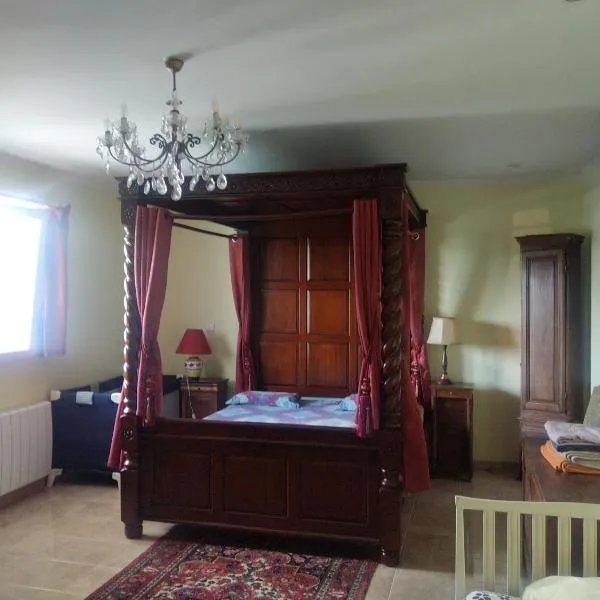 4 Chambres meublées et un seul studio avec petite cuisine, hotel in Spoy