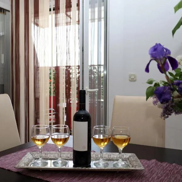 Apartment Oasis with free parking on premises, Hotel in Supetar