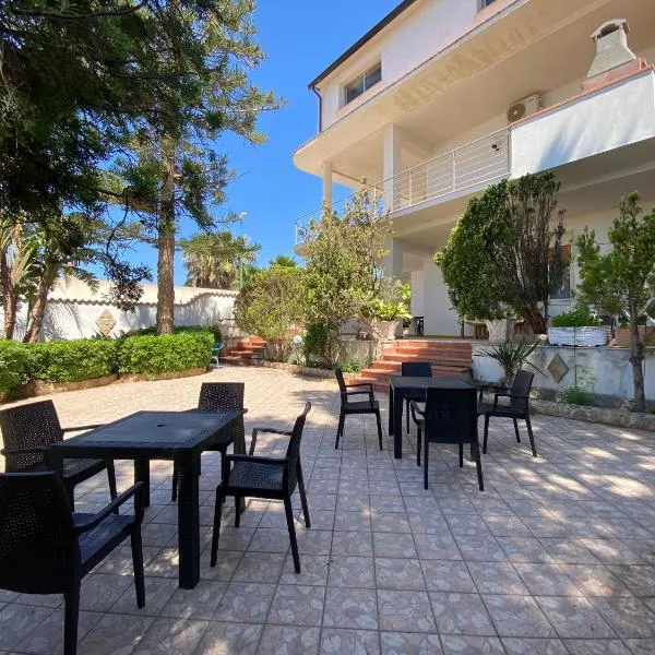 200m from the Sea - Large Private Patio with BBQ, hotel Triscinában