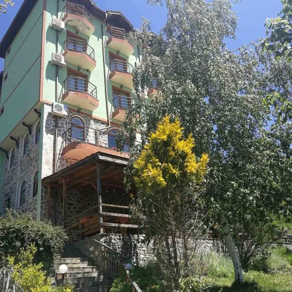 Хотел Варненци, hotel in Hvoyna