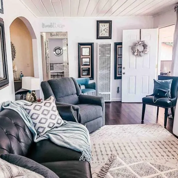 Cozy beach home walking distance from ocean, hotel v destinaci Ventura