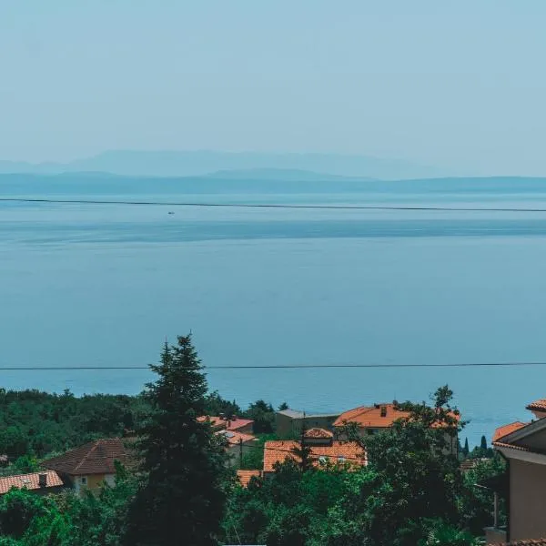 Chiara rentals Opatija - housing with sea view، فندق في إيتْشيتْشي