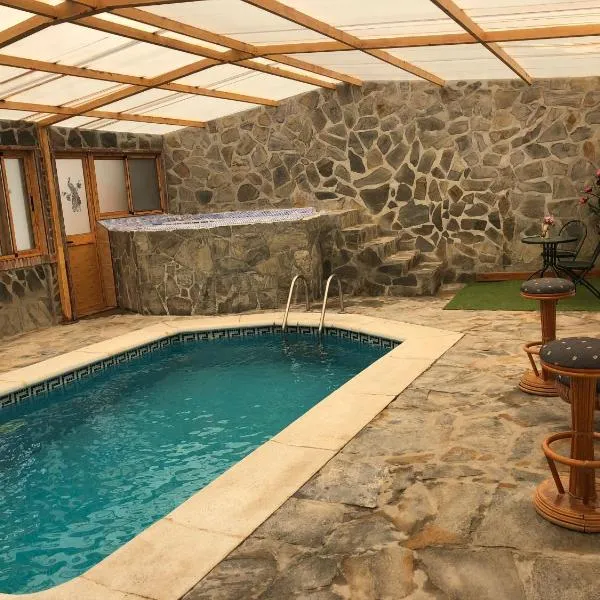 Casa rural Cristina- Piscina climatizada, hotel v Malaze