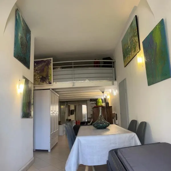 Près du Vieux port Studio terrasse vue dégagée église de Saint Jean, hôtel à Bastia