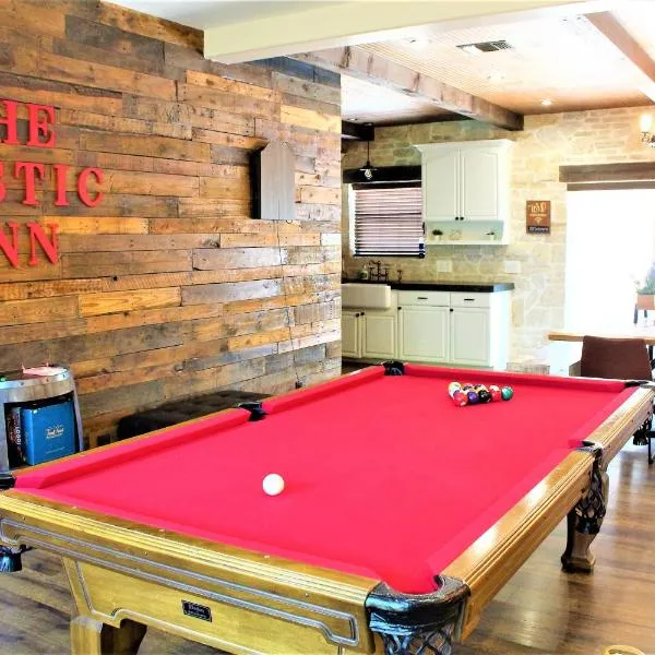 The Rustic Inn - Family friendly, Close to Fiesta Texas, SeaWorld, Riverwalk and more, hotel in Dominion