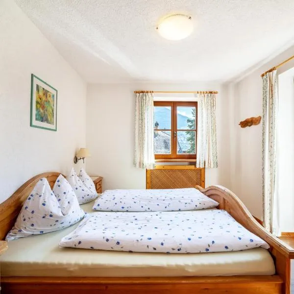Hof am Schloss Apartement Enzian, hotel v destinaci Montechiaro