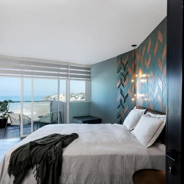Seaview Stylish Apartment with Balcony, Hotel in Herzlia