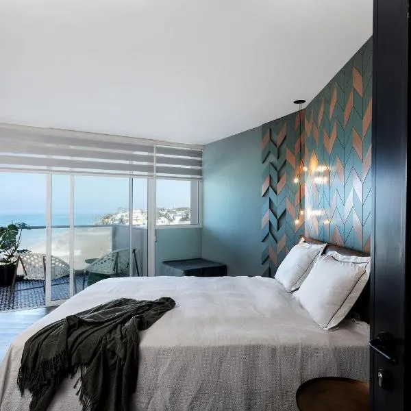Sea View Stylish 1BR with Balcony by Beachfront Stay, hotel in Herzelia 