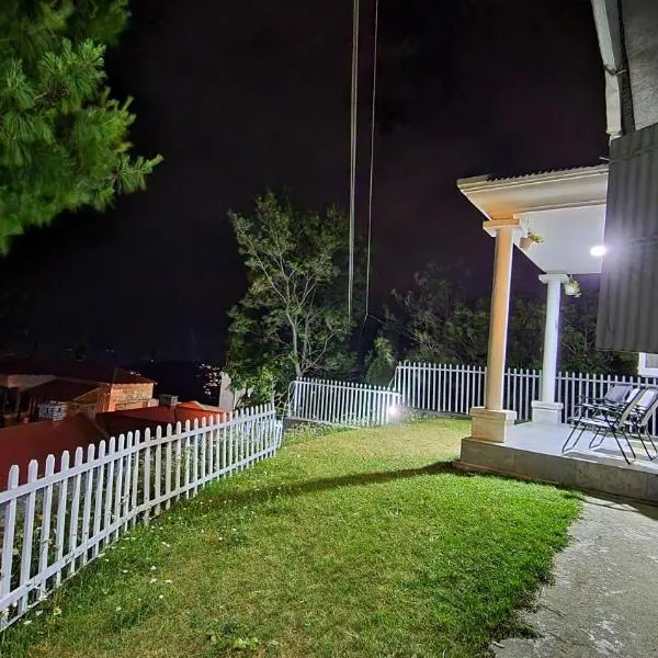 Peaceful Private Cottage in Khaira Gali Galyat Murree, hotel v destinaci Khaira Gali