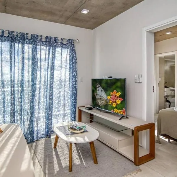 A estrenar! Apartamento con pileta zona aeropuerto WIFI 200MG, hotelli kohteessa Limpio