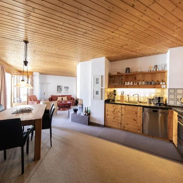Central flat for 3 persons at Hotel Schweizerhof-Lenzerheide 405, hotel in Lenzerheide