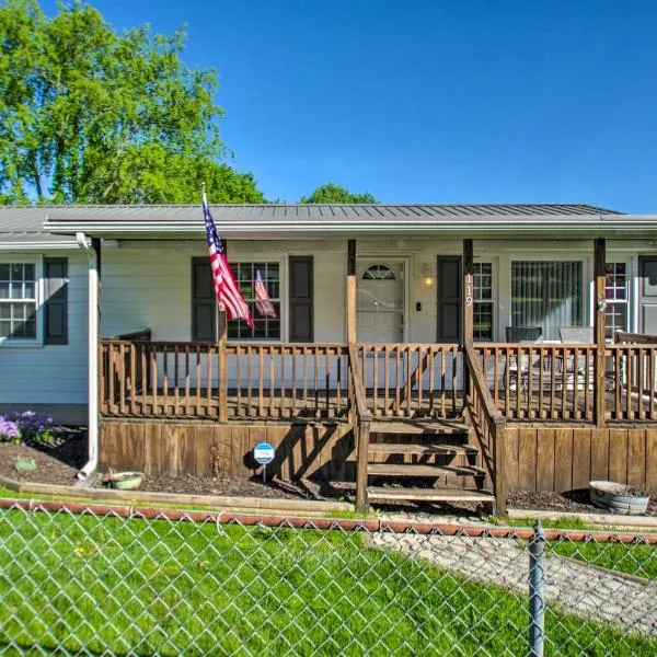 Dog-Friendly Fayetteville Home with Hot Tub!, hotel v destinaci Fayetteville