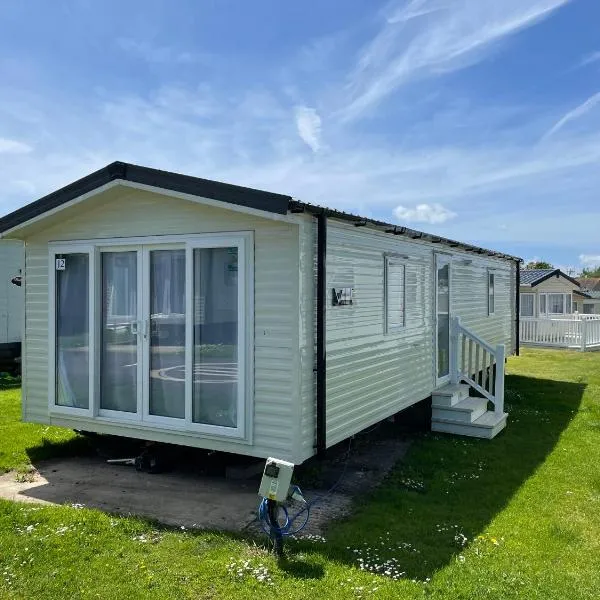J2 static caravan at Fairway Holiday Park, hotel di Sandown