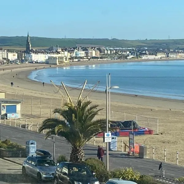 Spacious first floor apartment with gorgeous sea views, hotel in Weymouth