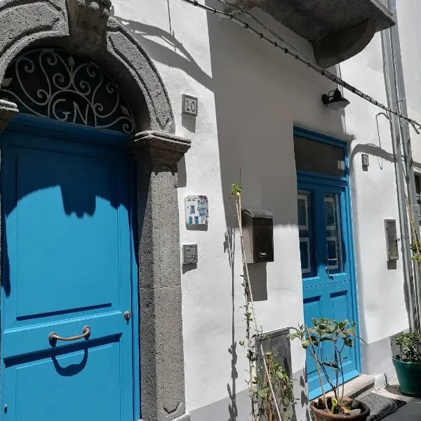"la casa dell'architetto" con terrazza panoramica in centro storico e a due passi dal porto, hotel in Lipari