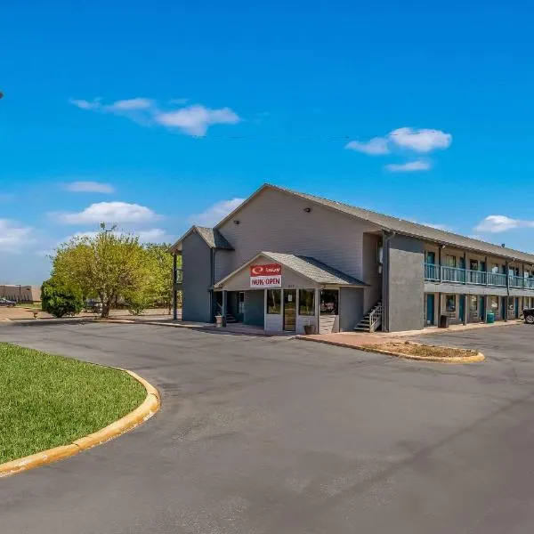 Econo Lodge Inn & Suites, hotel di Waukomis