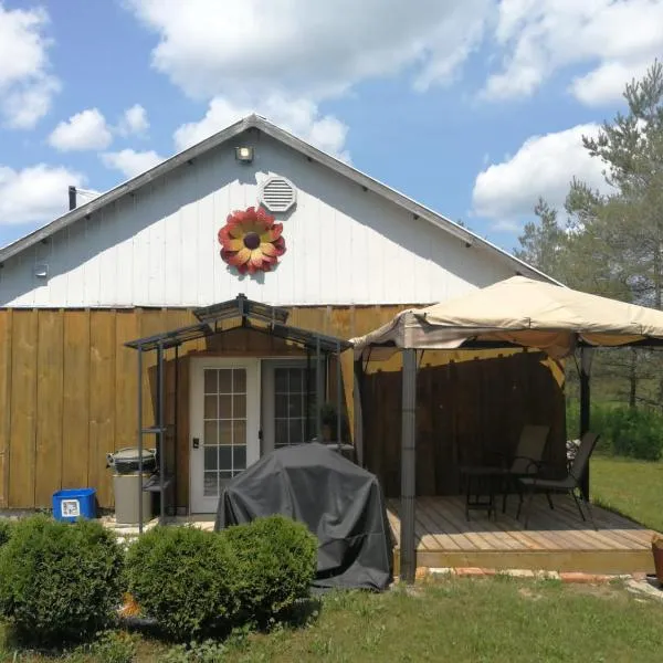 Dreamers Writing Farm, 3 Wooded Acres, Hepworth, hotel v destinaci Sauble Beach