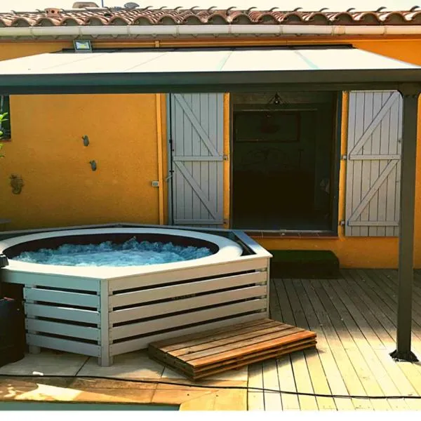 SUITE SPA PRIVATIF extérieur 66 Perpignan Nord、ピアのホテル