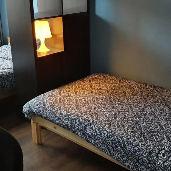 Mortsel에 위치한 호텔 ROOM WITH 2 SEPARATED BEDS