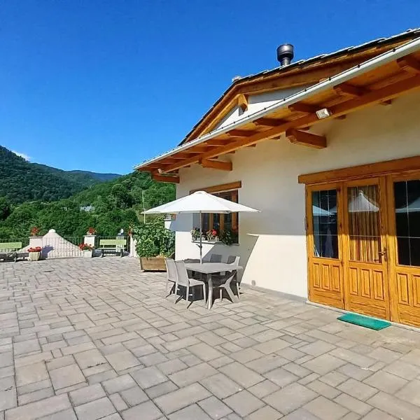 vallemaira house CASA BELVEDERE LUCE & SOLE 10 POSTI LETTO, hotel v destinaci San Damiano Macra