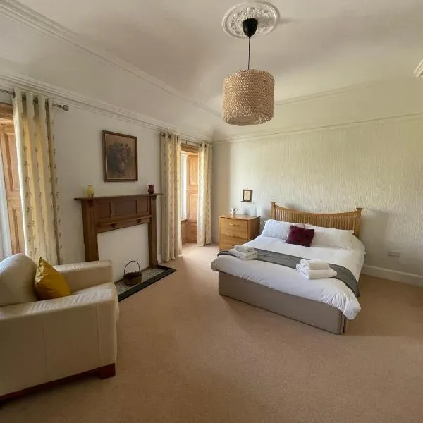 Holiday House at 22, Contemporary 3 bedroom cottage in historic Wigtown, hotel v destinaci Wigtown
