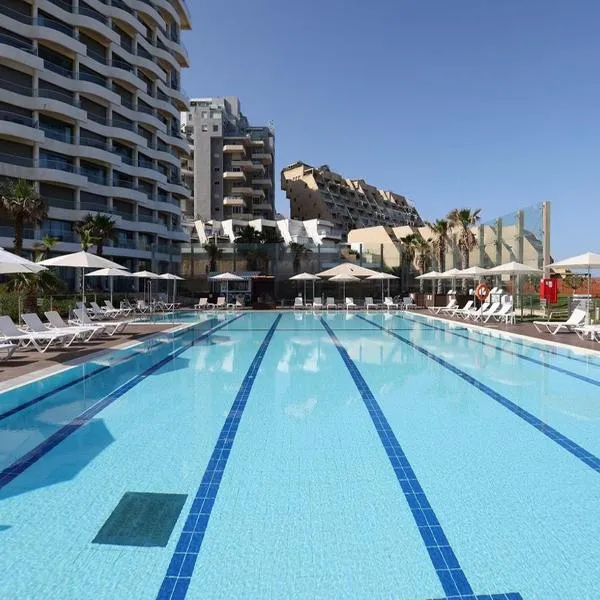 Play Hatzuk Beach, hotel a Tel Aviv