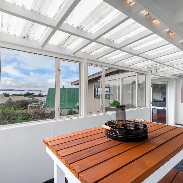 Couches, Bar Table & Kawau View, hotel en Snells Beach