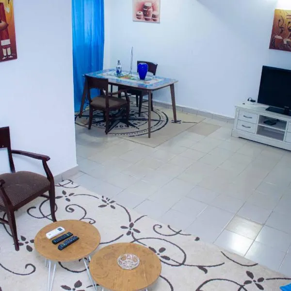 Super villa avec garage véhicule à 2 mn de la mer، فندق في لوميه