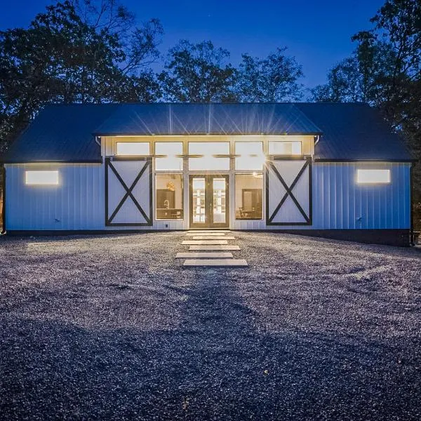 "The Barndo" 4BR Luxury Cabin, Hot Tub, Fire Pit, Bunks, Arcades, Playhouse!, hotel di Broken Bow