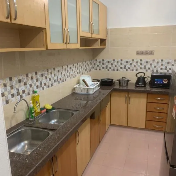 Queen Room Semi Attached Bathroom Bukit Mertajam Alma Impian, hotel in Bukit Mertajam