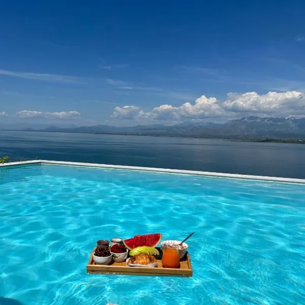 Lake Breeze Villa with a Pool & Magnificent Views, hotel v destinaci Shirokë