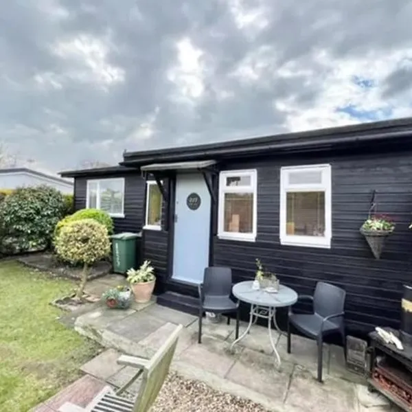 2 bedroom chalet bungalow on Humberston Fitties.、Humberstonのホテル