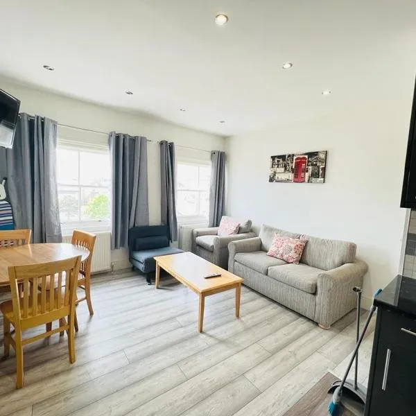 Entire New Flat With View to River Yare, H7，Stokesby的飯店
