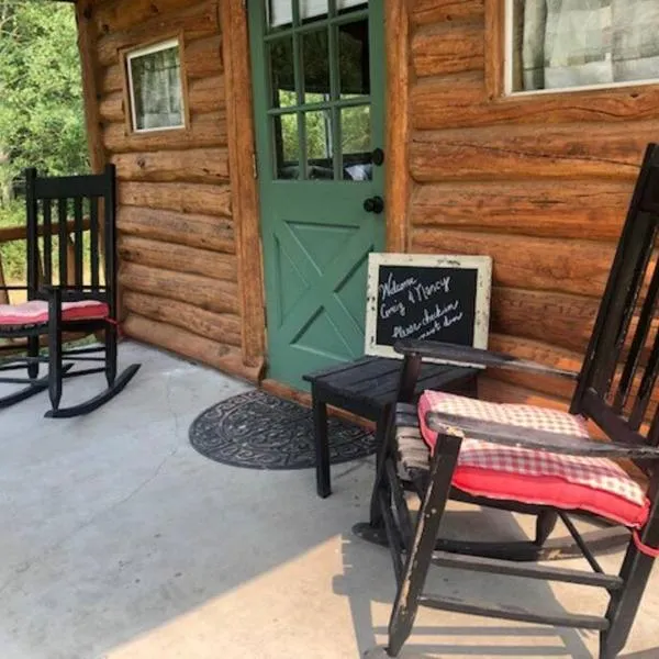 Tiny Log Cabin with Loft on Creek: Darby şehrinde bir otel