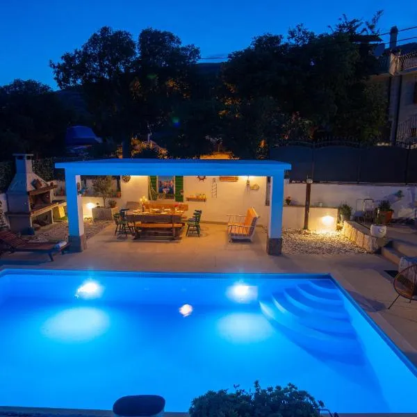 Villa Marela with Heated Swimming Pool, hotel v Trogiri