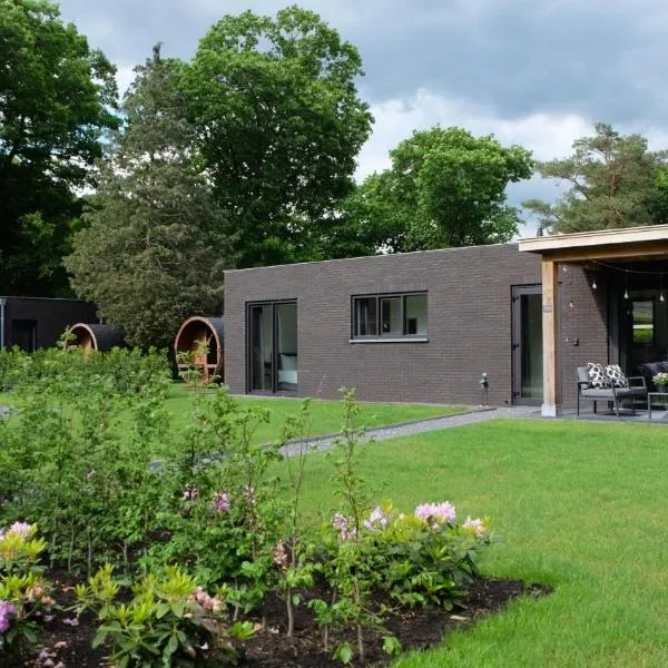 The Black Oak - Luxe bungalow met prive sauna, hotel v destinaci Voorthuizen