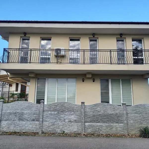 вила ФЛОРА, khách sạn ở Chernomorets