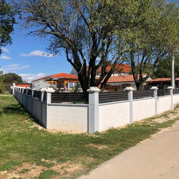 Holiday House "LONGER LIFE" with pool, hotel v destinácii Budak