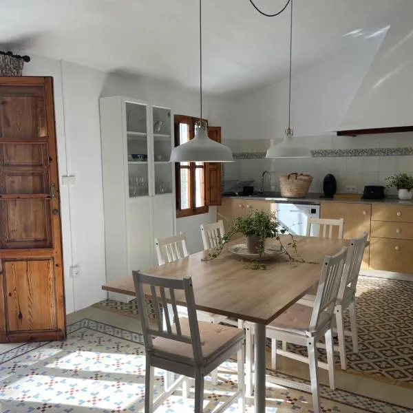 Encantadora casa con terraza a un minuto de la playa, hotel en Altea