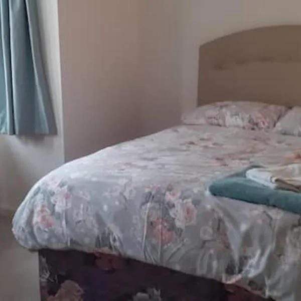 Beautiful En-suite room with stairs, hotelli kohteessa Wokingham