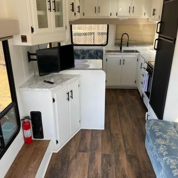 RV2 Stunning RV Private Netflix FreeParking、モレノバレーのホテル