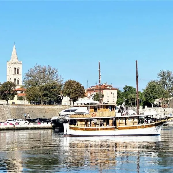 Rhythm Floating Hostel - Zadar, hotel in Zadar