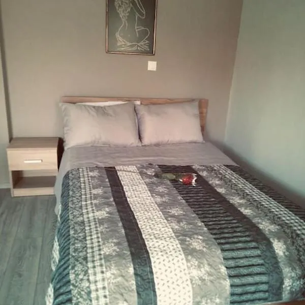 Minimal & cozy studio ΜΕ ΔΩΡΕΑΝ ΧΩΡΟ ΣΤΑΘΜΕΥΣΗΣ, hotel v destinaci Kavala
