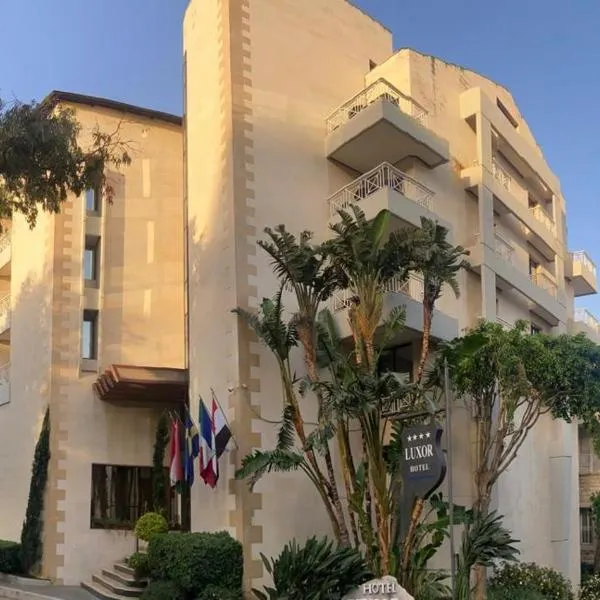 Luxor Hotel、ジュニエのホテル