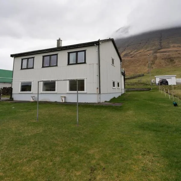 Scenic Village / Nature / Cozy House / 4 BR, hotel in Viðareiði