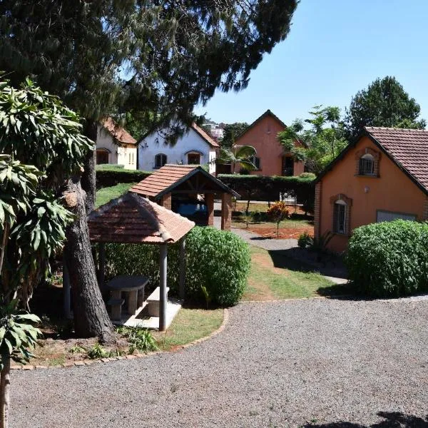 SNI-Village Ambohidratrimo au bord du Lac Andranotapahana, hotel in Ambohidratrimo