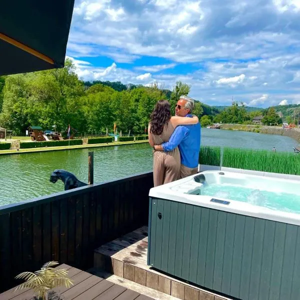 Yvoir에 위치한 호텔 Gatsby River II