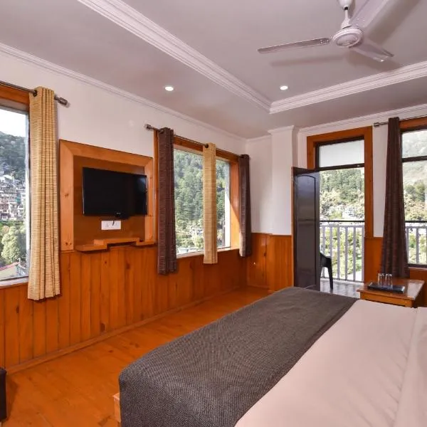 The Posh Hotel near Mall Road with Hassle Free Covered Parking, hotel in McLeod Ganj