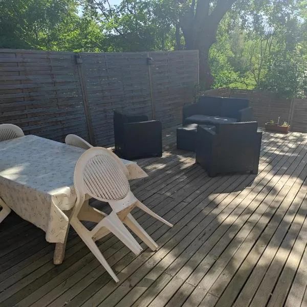 REZ DE CH avec terrasse et parking Appartement 2 ch à Lurs, hotelli kohteessa Oraison